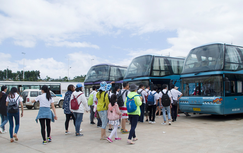 乘坐高铁一个多小时就可以到达普者黑景区，当地旅行社的董事长亲自到车站迎接南宫·NG28的小伙伴们。