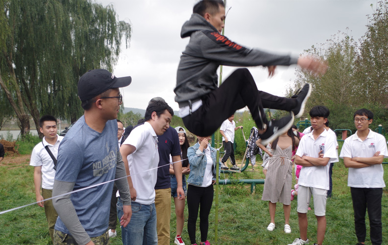 四个小队依次完成跨越横线，每个小伙伴脸上洋溢着愉悦的笑容！此时此刻结果如何并不重要，重要的是在游戏中我们收获了亲密无间的高度默契和队友间无条件的信任！