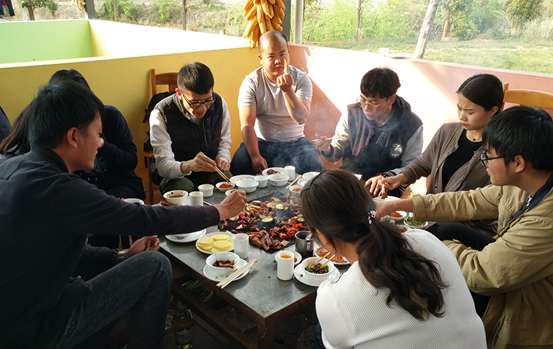 又因椒盐辣酱的增色，和不停的反动，均匀的受热，使食物变得更加入味